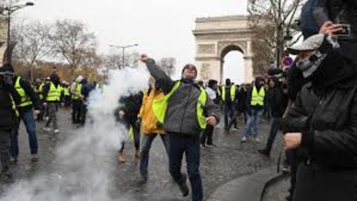 Peste 100 de persoane au fost reținute după protestele din Franța